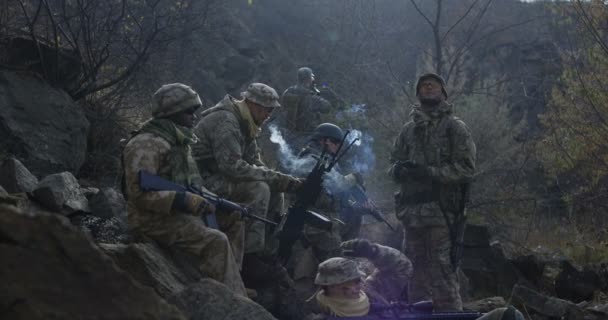 Soldiers taking a break from patrol — Stock Video