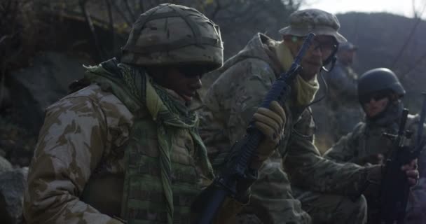 Soldat tar en paus och rökning — Stockvideo