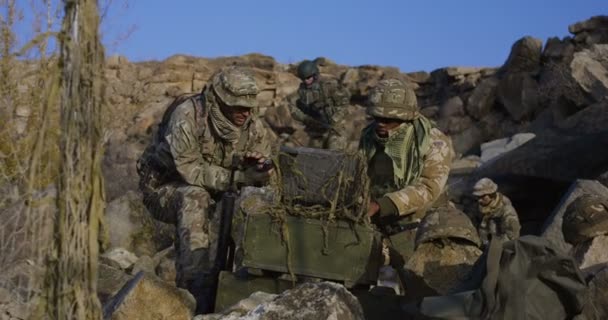 Beväpnad amerikansk soldat tittar på en dator — Stockvideo