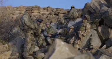 Askerler bir mola ve gülüyor