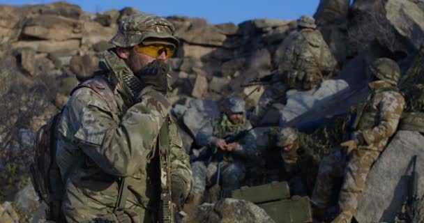 Soldater tar en paus från patrull — Stockvideo