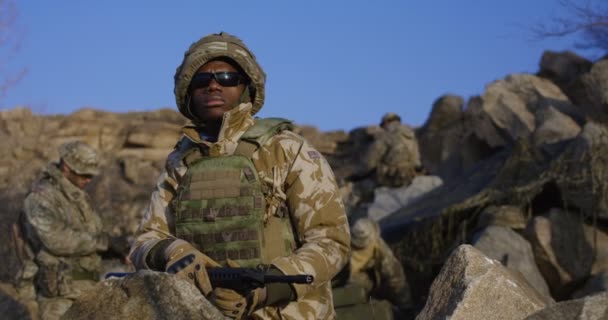 Afryki amerykański żołnierz noszący okulary przeciwsłoneczne — Wideo stockowe