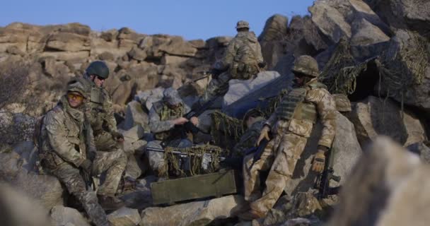 Солдаты отдыхают от патрулирования — стоковое видео