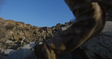 Bilgisayar başında arıyorum Afrika kökenli Amerikalı asker silahlı