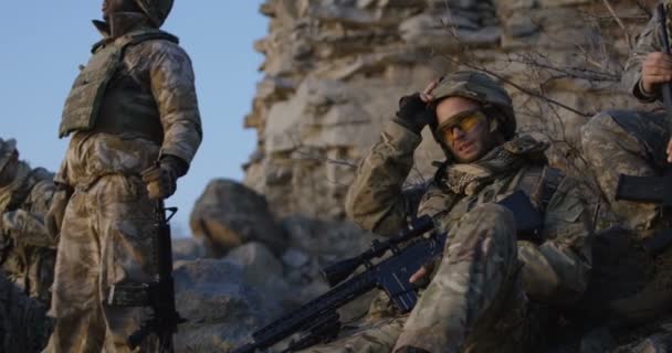 Soldados do grupo fazendo uma pausa durante um assalto — Vídeo de Stock
