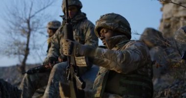 Bir ara ile bir saldırı sırasında oturan asker