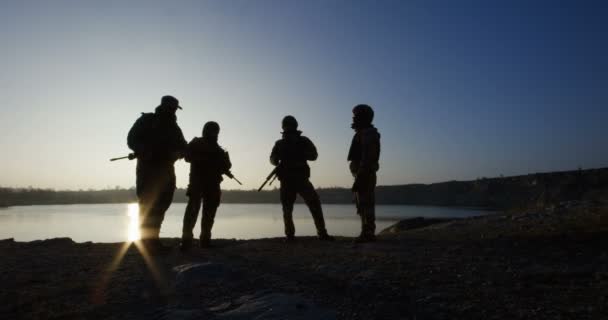 Uitgerust en gewapende soldaten klaar voor een missie — Stockvideo
