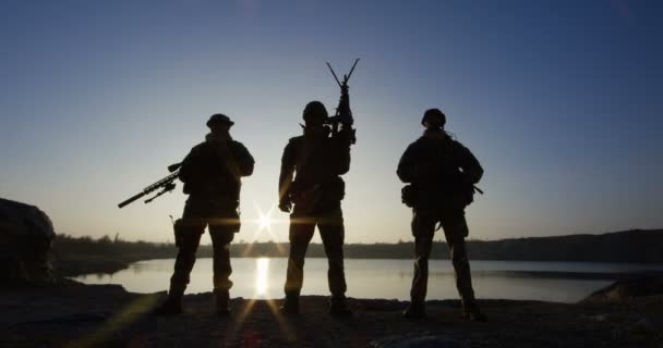 Tres soldados posando con armas — Vídeo de stock