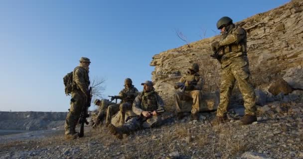 Στρατιώτες που κάθεται σ ' ένα διάλειμμα σε μια επίθεση — Αρχείο Βίντεο