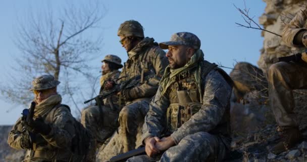 Groep soldaten het nemen van een pauze tijdens een aanval — Stockvideo