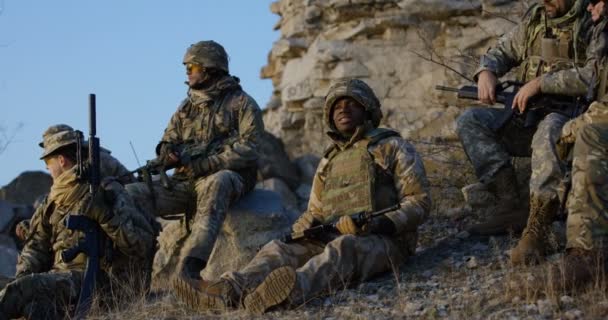 Soldados sentados durante una pausa en un asalto — Vídeo de stock