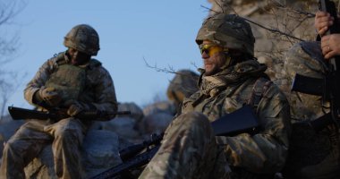 Silahlı askerler, kendi ekipman denetimi