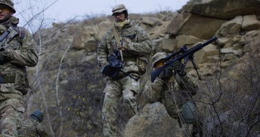 Devriye sırasında kapak sağlayan asker