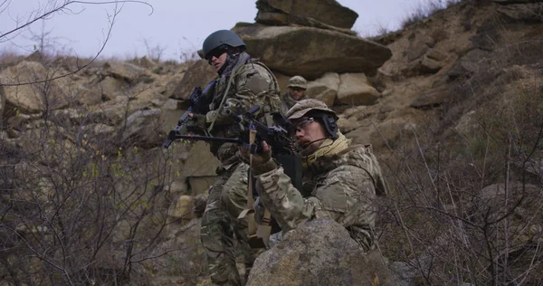 Soldaat die dekking bieden tijdens patrouille — Stockfoto