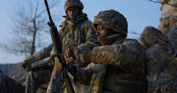 Bir ara ile bir saldırı sırasında oturan asker — Stok fotoğraf
