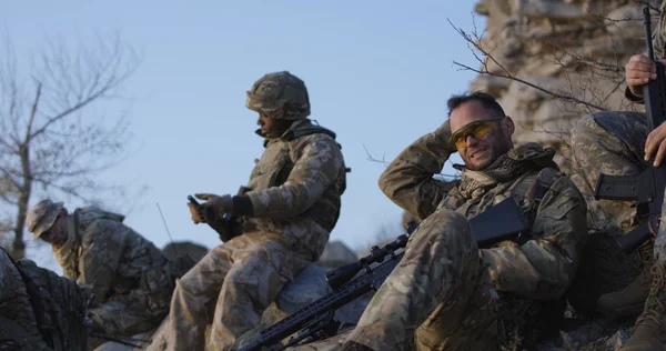 Soldaten nemen van een pauze — Stockfoto