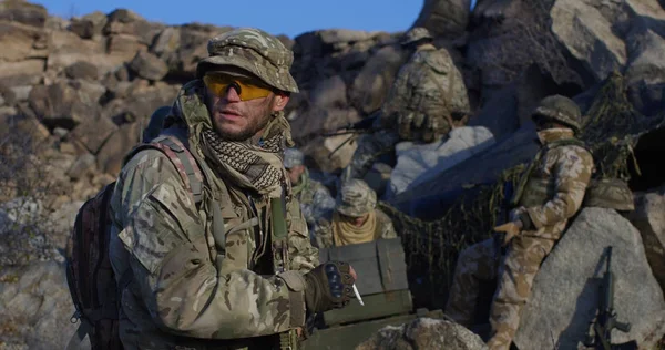 Soldaten nemen een pauze van patrouille — Stockfoto