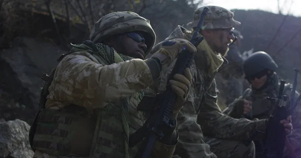 Mittlere Aufnahme Eines Müde Aussehenden Bewaffneten Soldaten Der Eine Patrouillenpause — Stockfoto