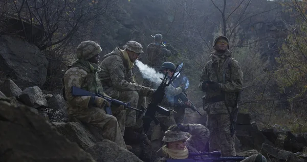 Soldados fazendo uma pausa da patrulha — Fotografia de Stock