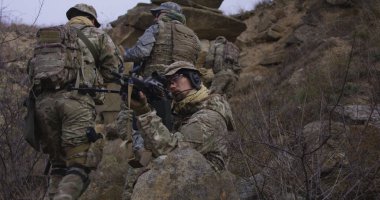 Devriye sırasında kapak sağlayan asker