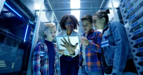 Técnico femenino mostrando tableta a los niños — Vídeos de Stock