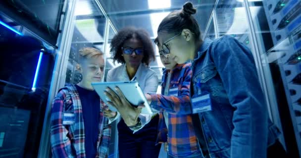 Técnico femenino mostrando tableta a los niños — Vídeos de Stock