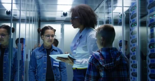 Técnico femenino mostrando tableta a los niños — Vídeo de stock