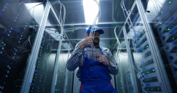 Techniker überprüft Kabel in einem Rechenzentrum — Stockvideo