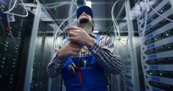 Tecnico che controlla i cavi in un data center — Video Stock