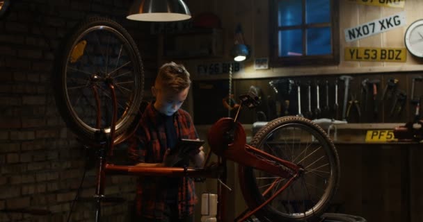 adolescent garçon réparations vélo 