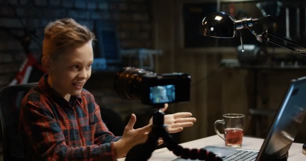 Αγόρι που μιλούν στην κάμερα σε ένα γκαράζ — Αρχείο Βίντεο