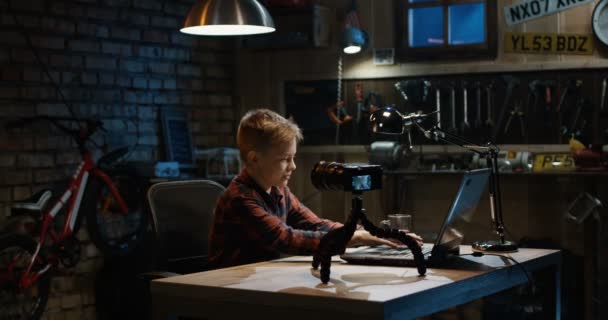 depositphotos 231026358 stock video boy talking on camera in девушка с телефоном в темноте