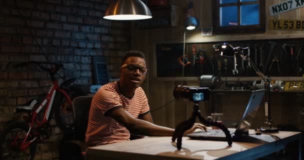 depositphotos 231027128 stock video young man talking on camera девушка с телефоном в темноте