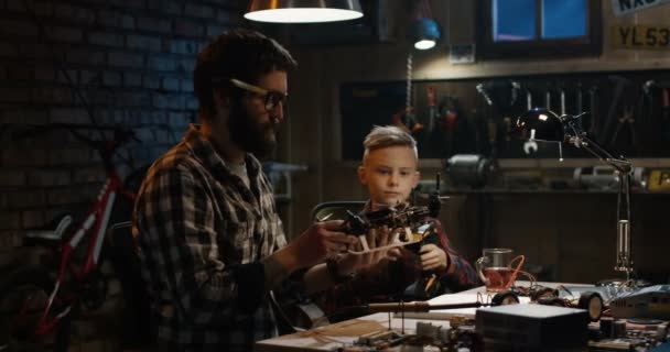 Padre e figlio che riparano un drone — Video Stock