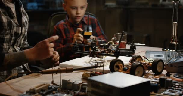 Father and son repairing a drone — Stock Video