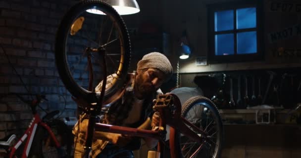 Dois mecânicos reparando uma bicicleta — Vídeo de Stock