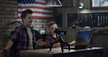İki erkek bir garajda bir video blog yapma