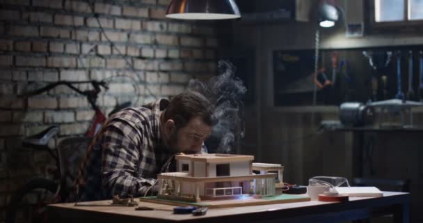 Mann repariert ein Musterhaus — Stockvideo