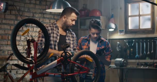 Père et fils parlent de réparation de vélo 