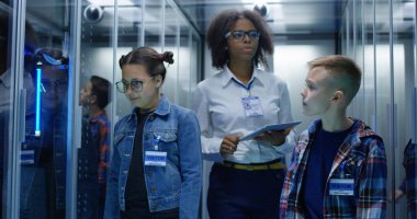 Çocuk sunucu Park çevresinde gösterilen kadın teknisyeni