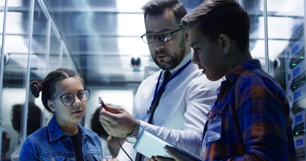 Técnico de TI mostrando cable a los niños — Foto de Stock