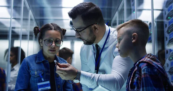 Técnico de TI mostrando cable a los niños — Foto de Stock