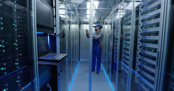 Technician working at a data center — Stock Photo, Image