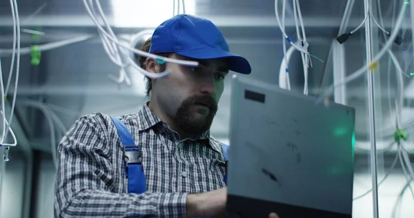 Técnico verificando cables en un centro de datos — Foto de Stock