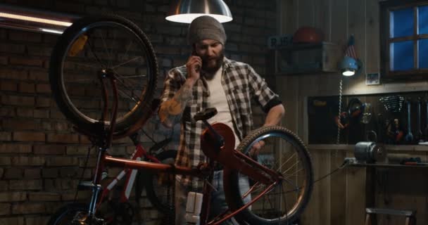Homme en colère parlant sur un téléphone portable 