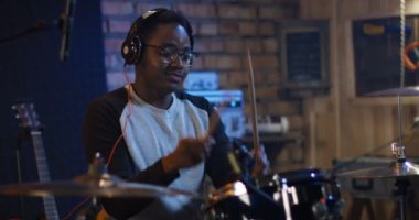 Genç erkekler davul