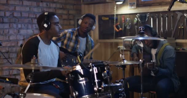 Jeunes musiciens répétant dans le garage — Video