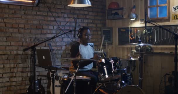 Anak muda bermain drum — Stok Video