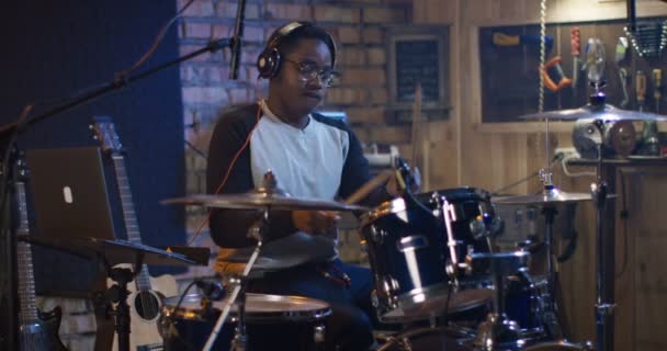 Young men drumming — Stock Video