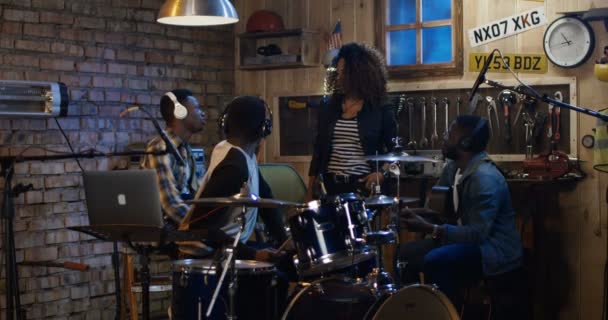 Молодые музыканты репетируют в гараже — стоковое видео